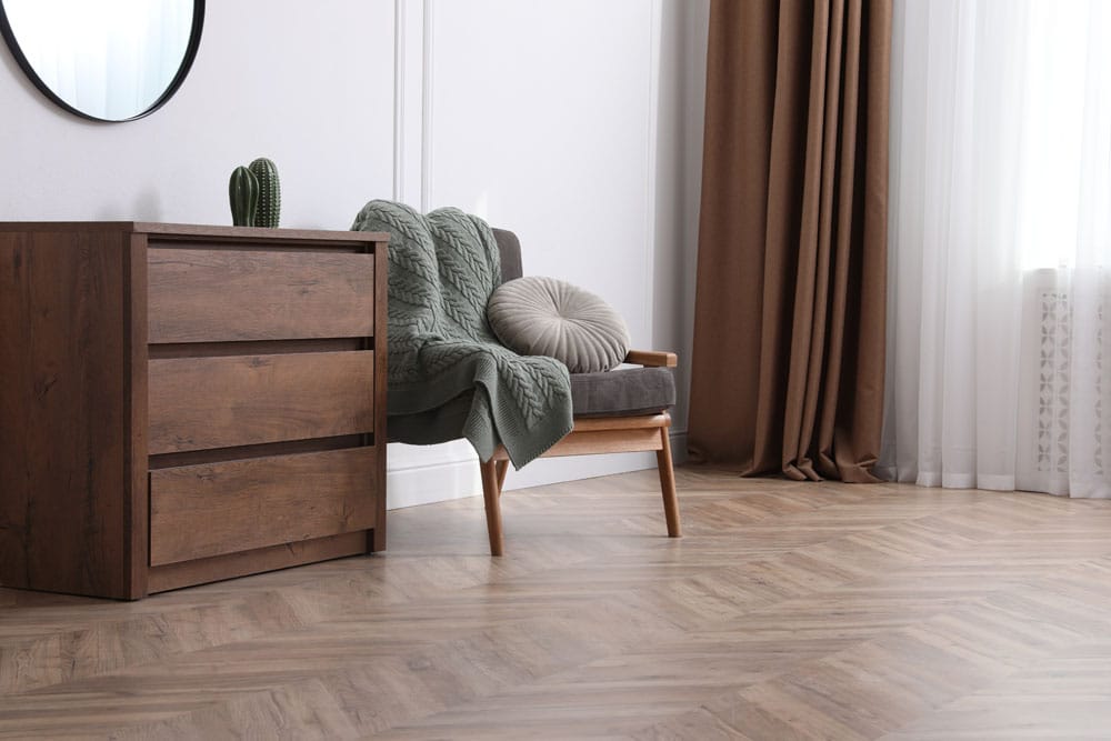 Modern living room with parquet flooring and stylish furniture Houten vloeren Warmond